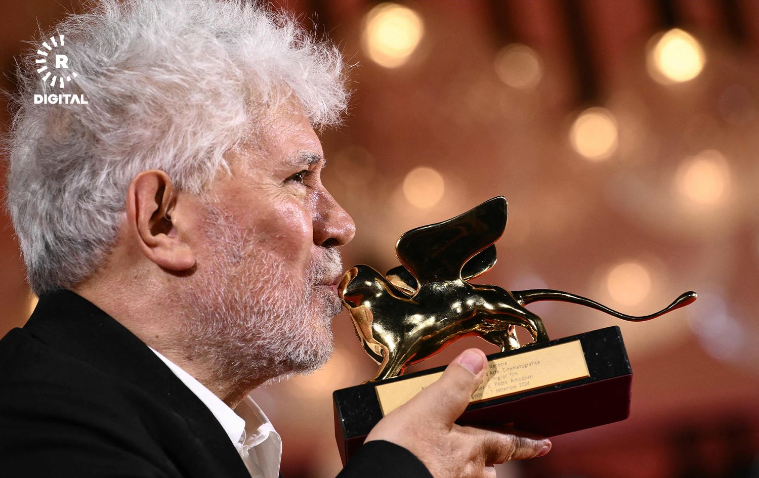  پێدرۆ ئالمۆدۆڤار، خەڵاتی شێری زێڕین ماچ دەکات. وێنە: AFP