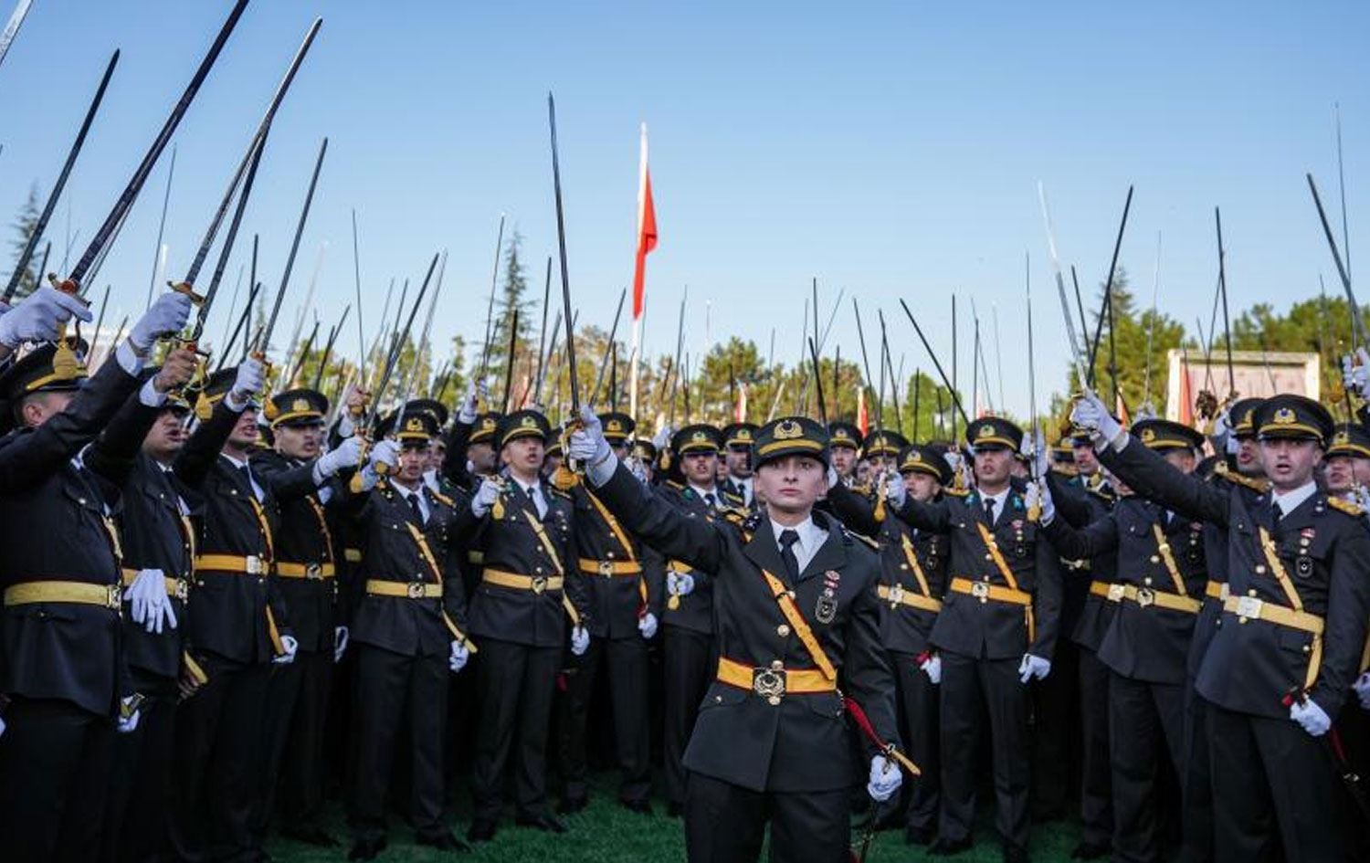 Törende kılıç çeken teğmenler