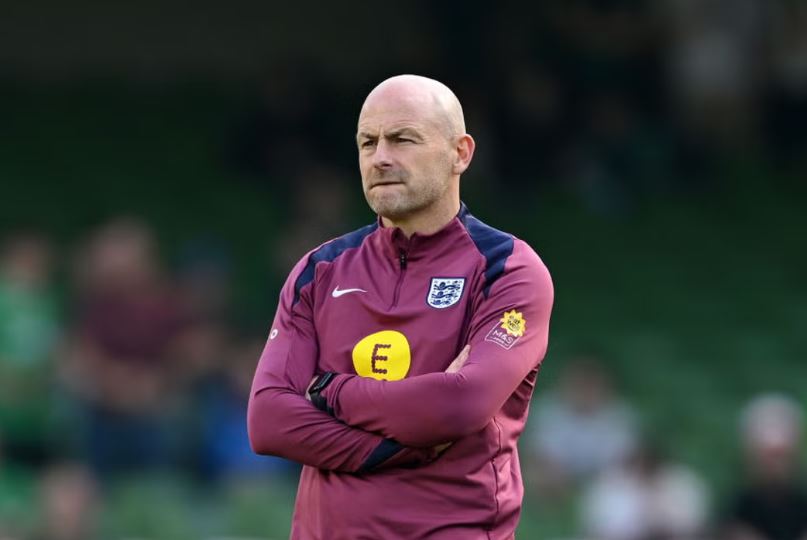 نەگووتنەوەی سروودی نیشتیمانی لەلایەن راهێنەری ئینگلتەراوە هەرا دەنێتەوە