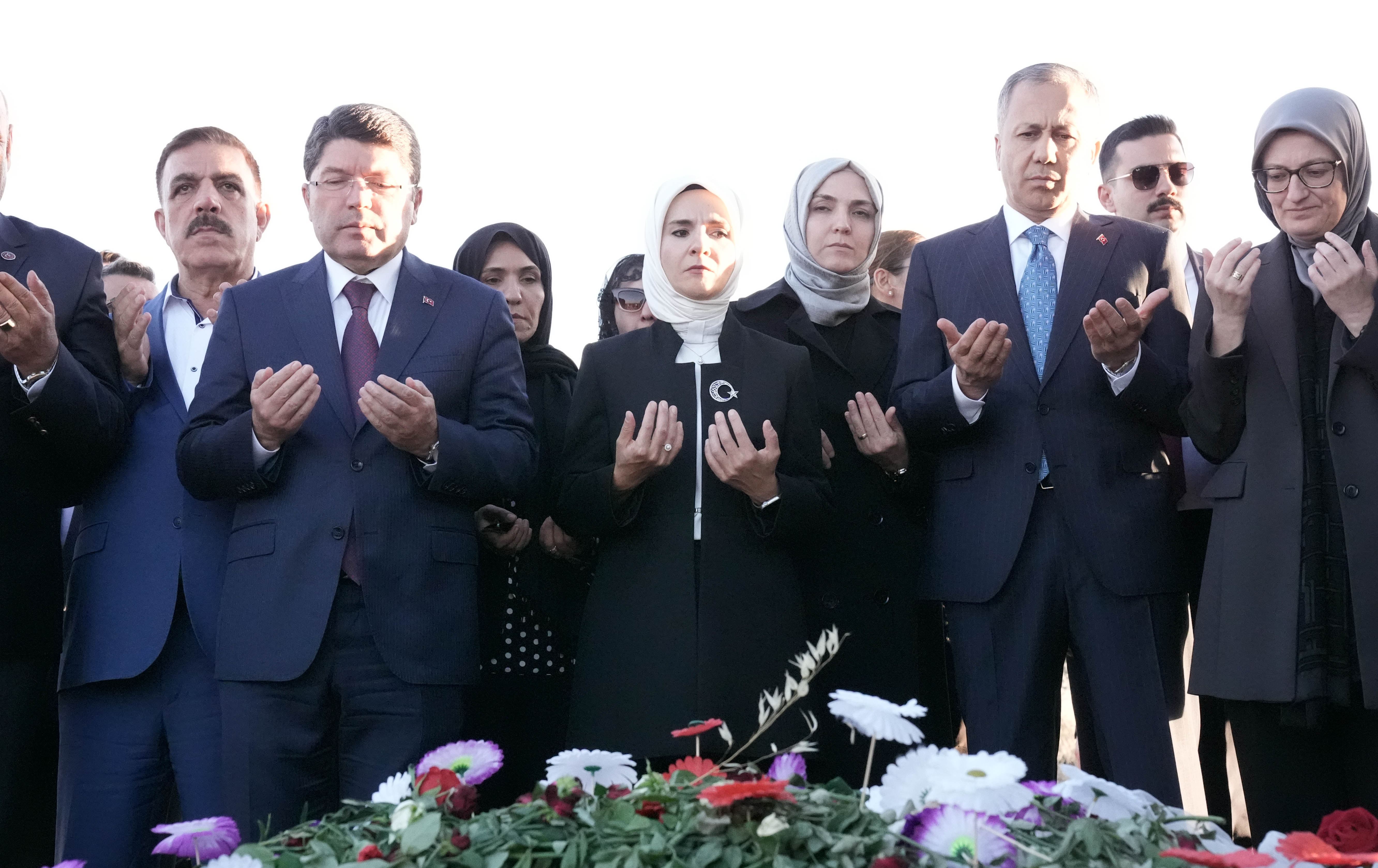 سێ وەزیری تورکیا سەردانی گۆڕی نارین دەکەن