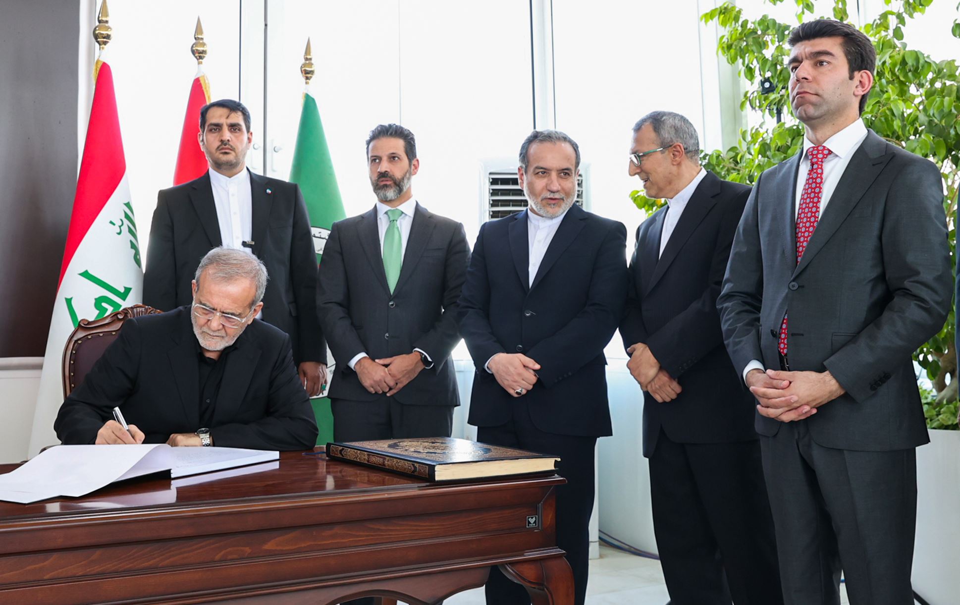 پزیشکیان یاداشتی یادگاریی بۆ مەزاری مام جەلال دەنووسێت