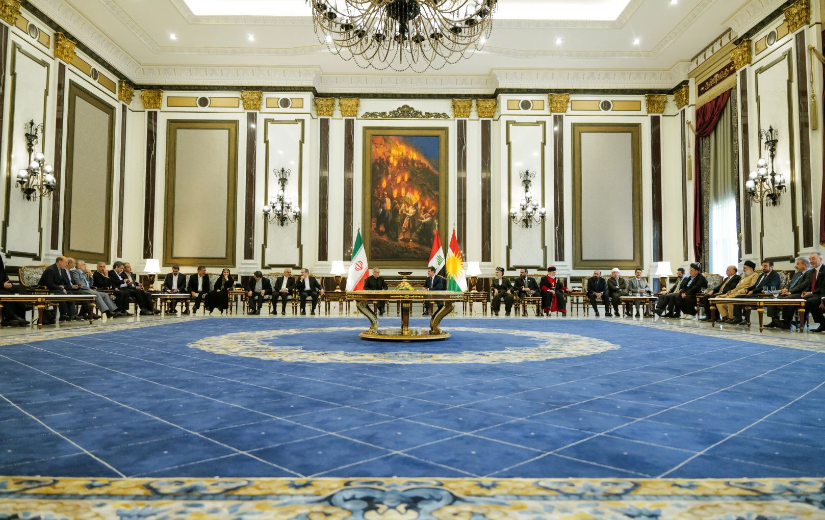 دیمەنێک لە کۆبوونەوەی سەرۆکی هەرێمی کوردستان و سەرۆککۆماری ئێران لەگەڵ لايه‌نه‌ سياسييه‌كان و پێكهاته‌ ئايينى و نه‌ته‌وه‌يييه‌كانى هەرێمی كوردستان.