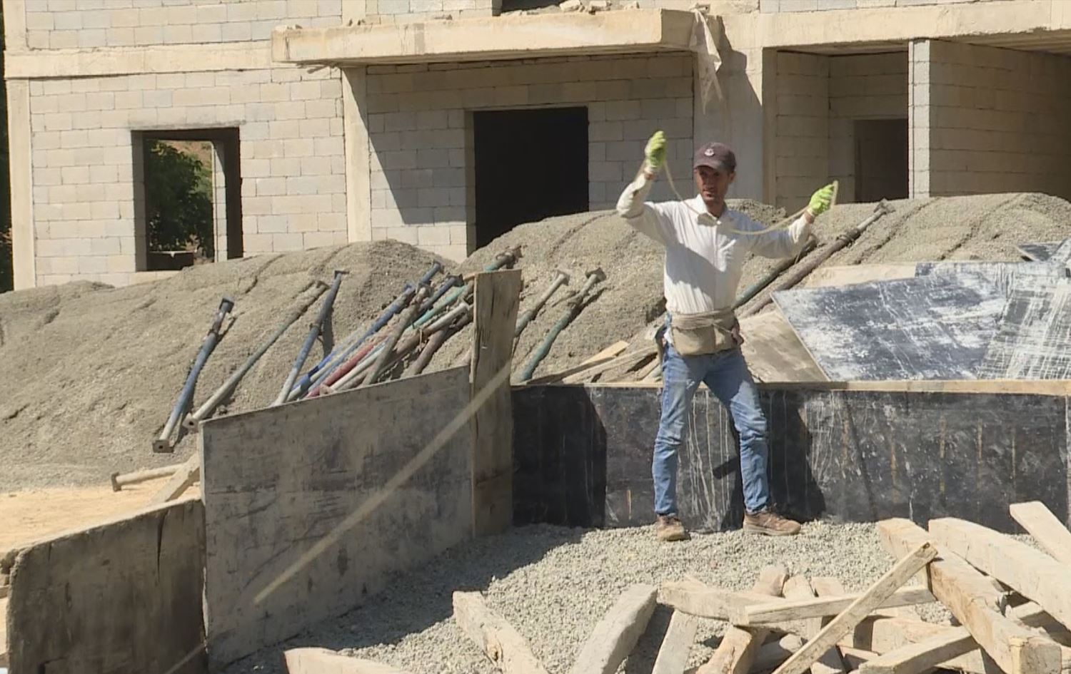 Avakirina xaniyên beton li gundê Gareyê\ Wêne vîdeo: Rûdaw