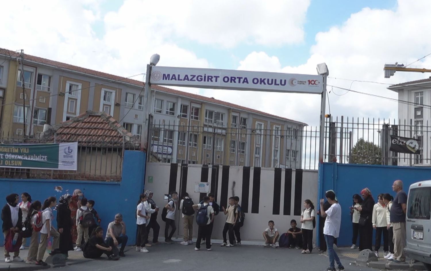 Zarok li pêş dibistanekê ne, Stenbol/Wêne: Rûdaw