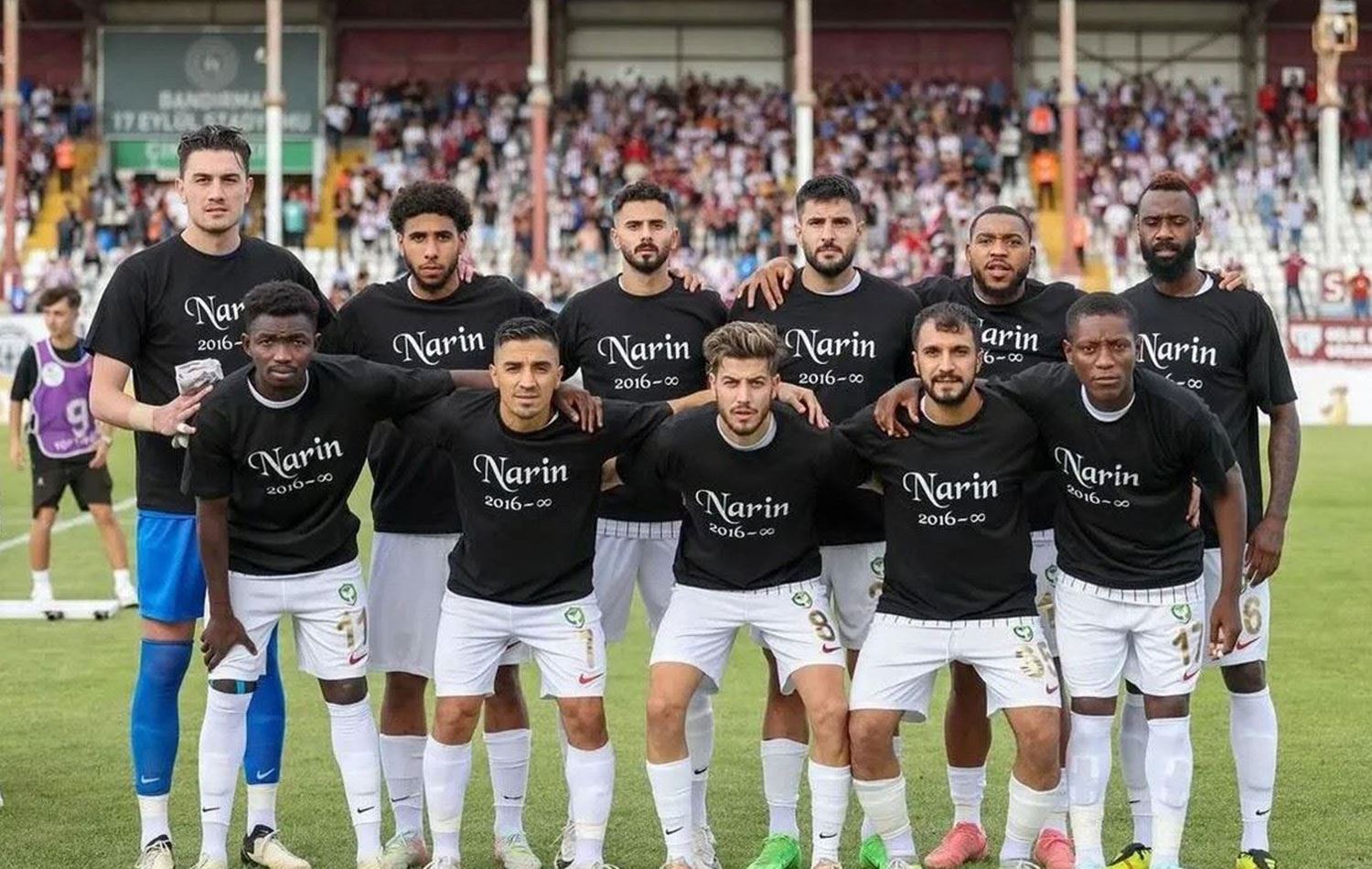 Amedspor bi formayê ku 'Narîn' li serê hatibû nivîsîn derket maçê/Wêne: Torên Civakî