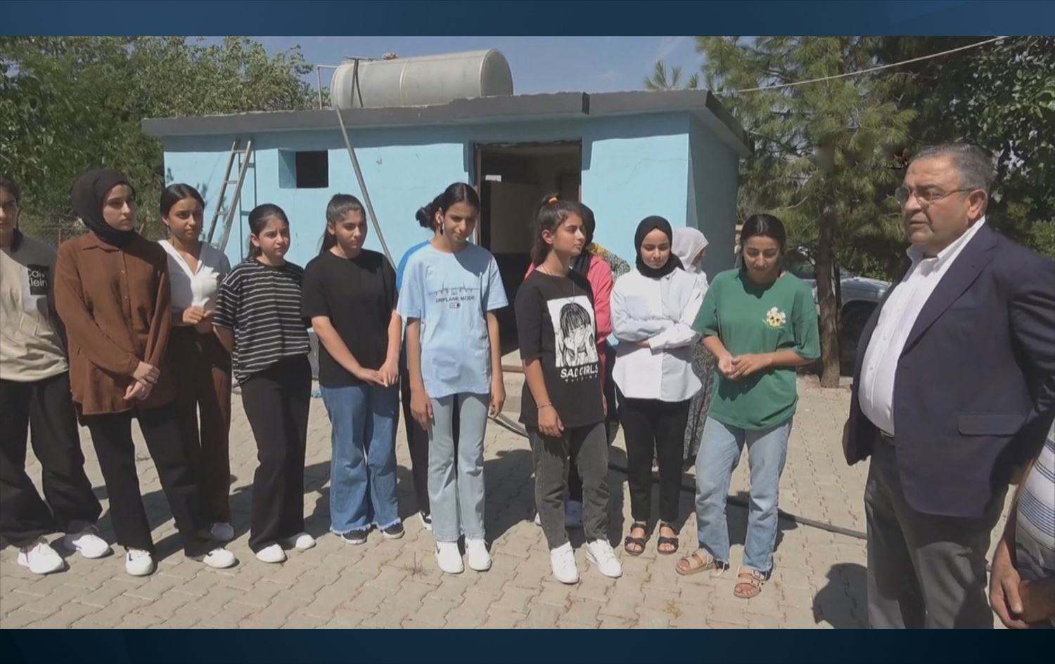 Sezgîn Tanrikulu bi xwendekaran re / Wêne: Ji vîdeoya ANKAyê