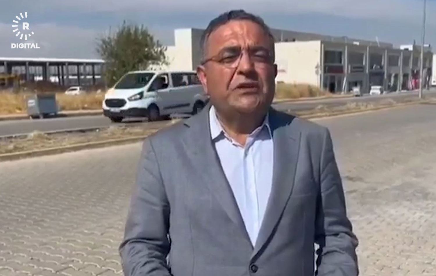 Sezgin Tanrıkulu, Diyarbakır'da, Tekstil İhtisas Organize Sanayi Bölgesi’nde incelemelerde bulundu. / Foto: Video alıntısı / Rûdaw