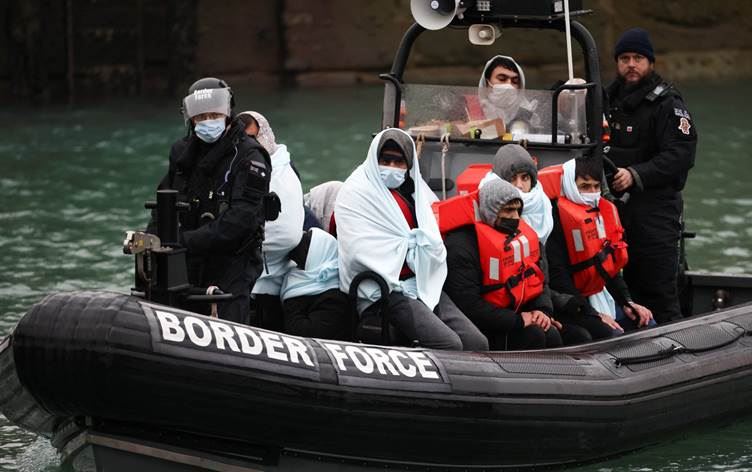 Hinek koçberên ku hatine girtin/Wêne: Reuters