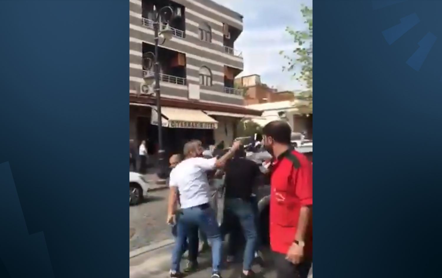 Kesek berê çekê dide xelkê/Wêne: Ji ber dîmenan