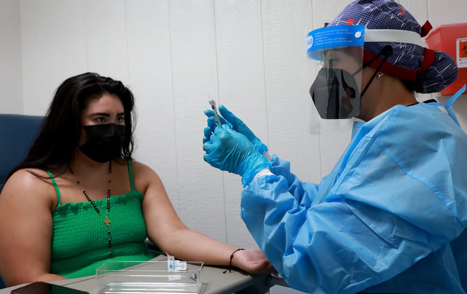 کوتان بۆ خانمێک دەکرێت. وێنە: Politico