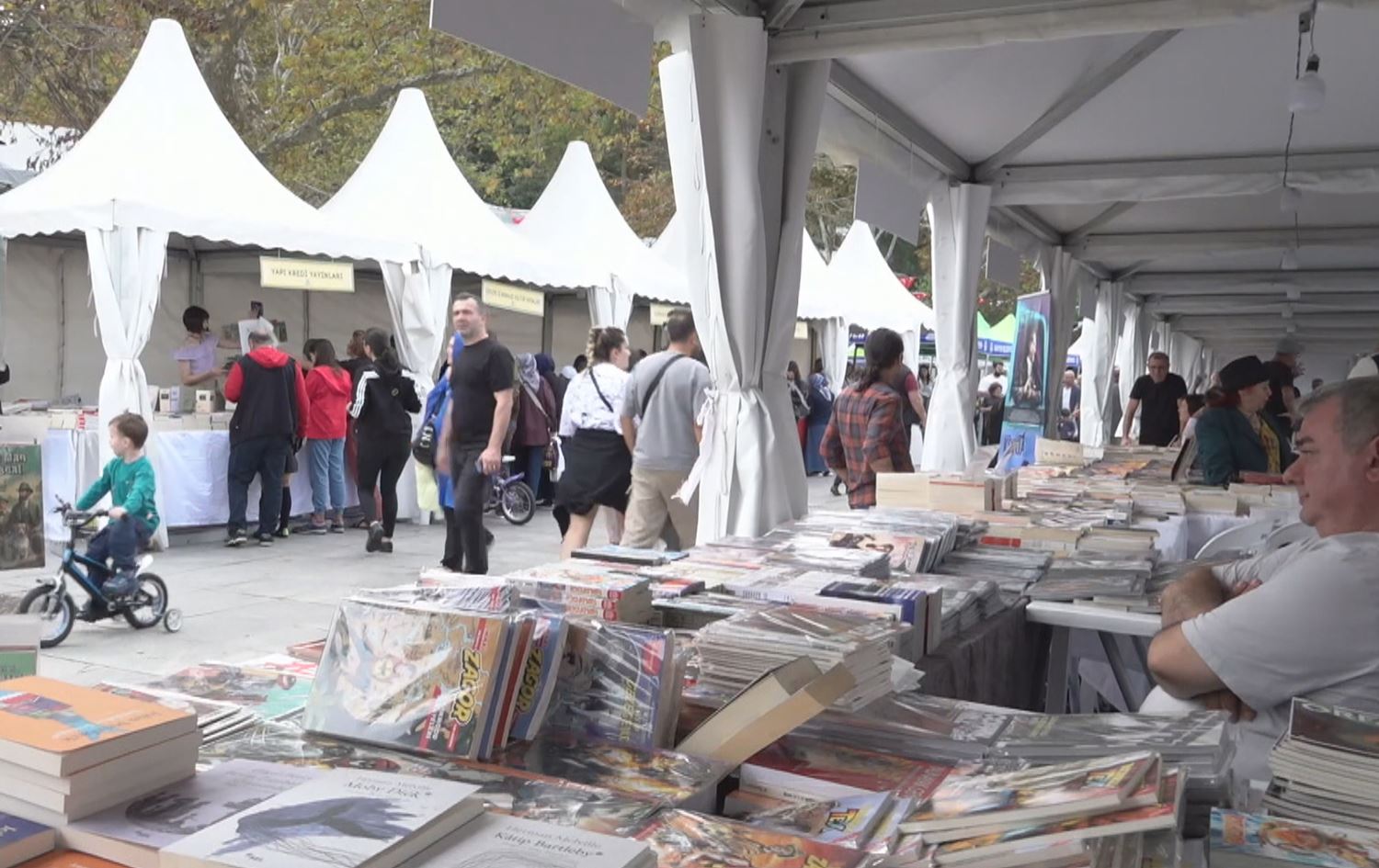 Standa pirtûkan\ Wêne û vîdeo: Rûdaw