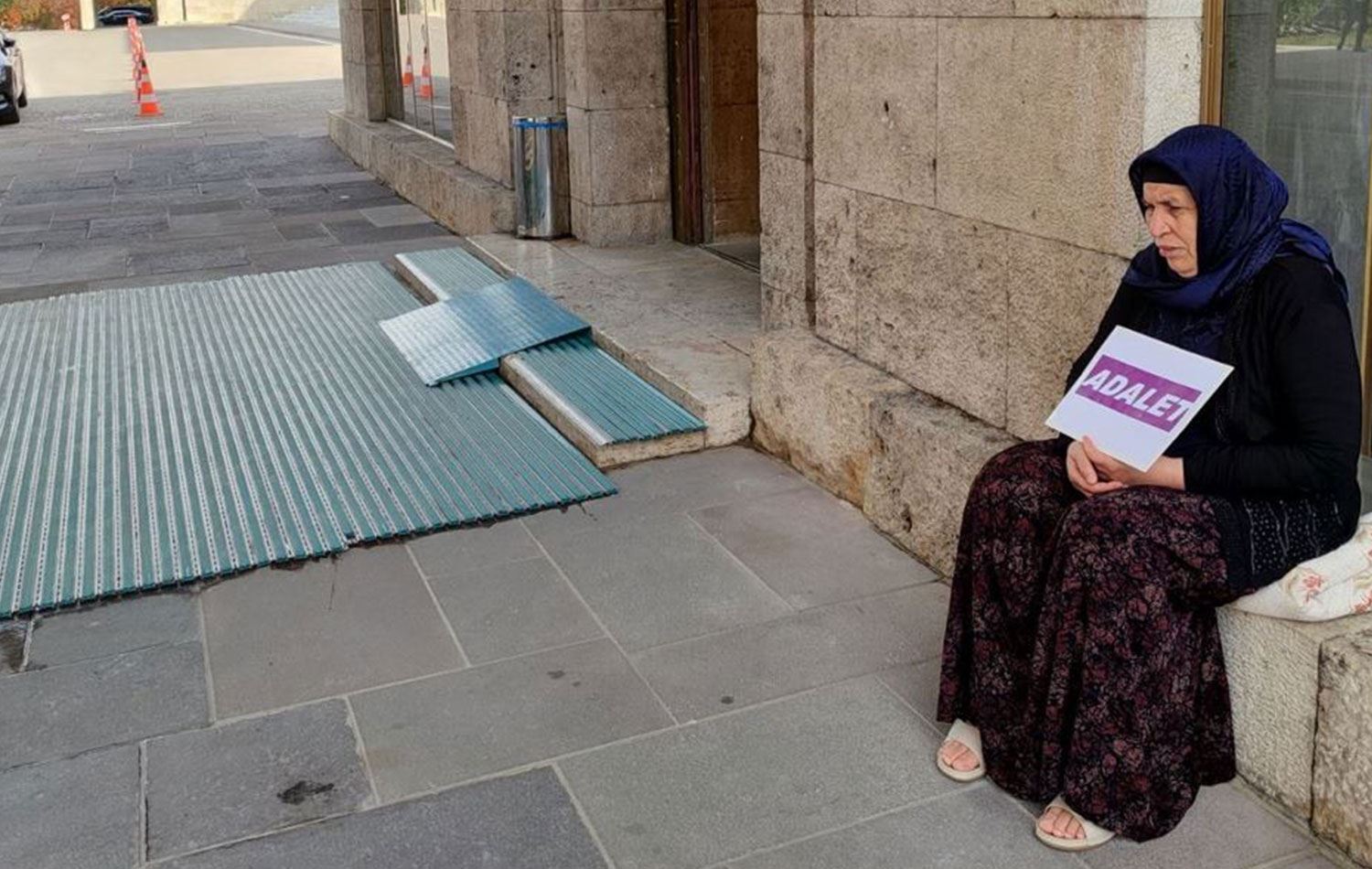 Meclis önünde adalet nöbeti tutan Emine Şenyaşar / Foto: Sosyal Medya