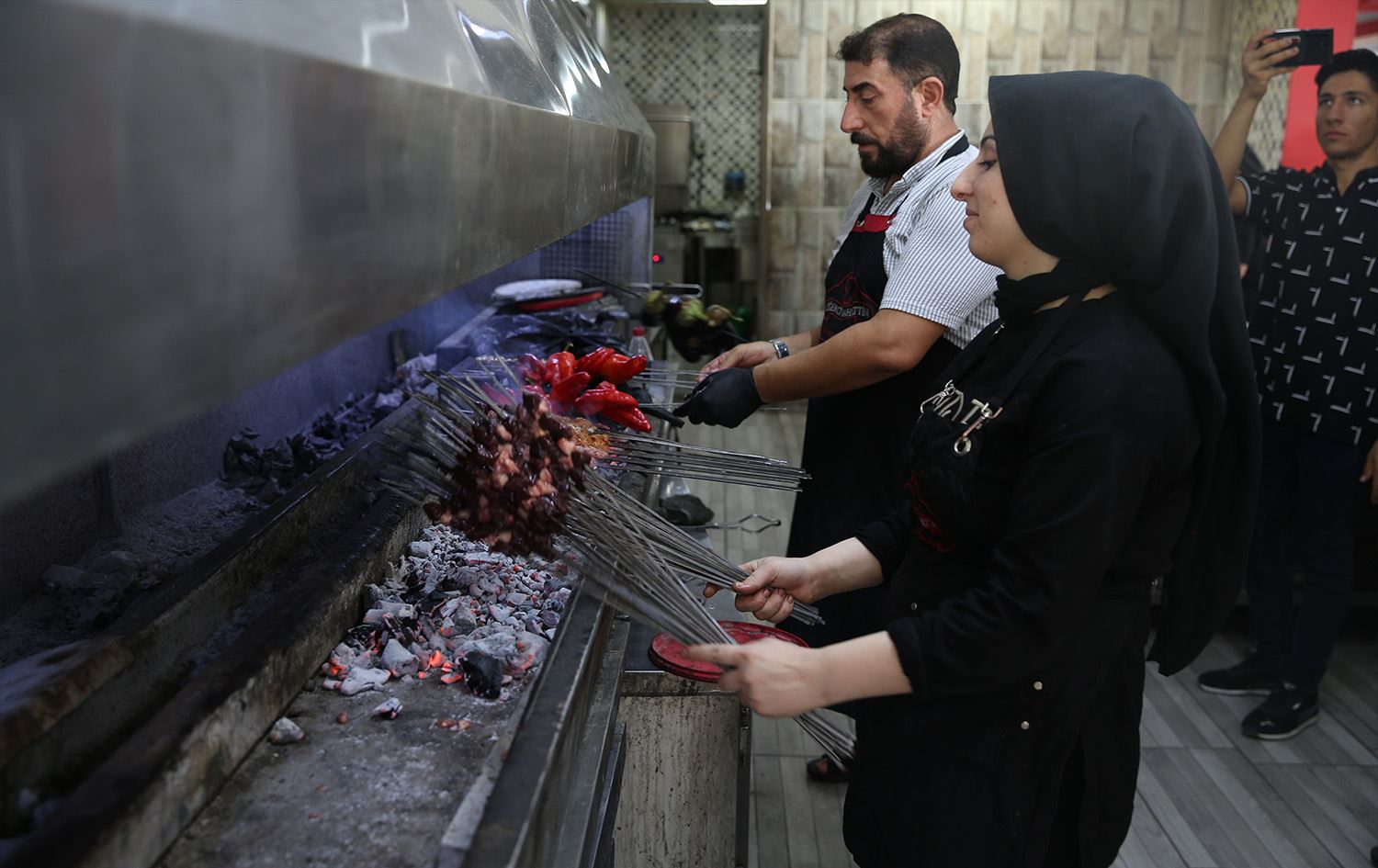 Sevgî û bavê xwe kebabê dikin/Wêne: AA