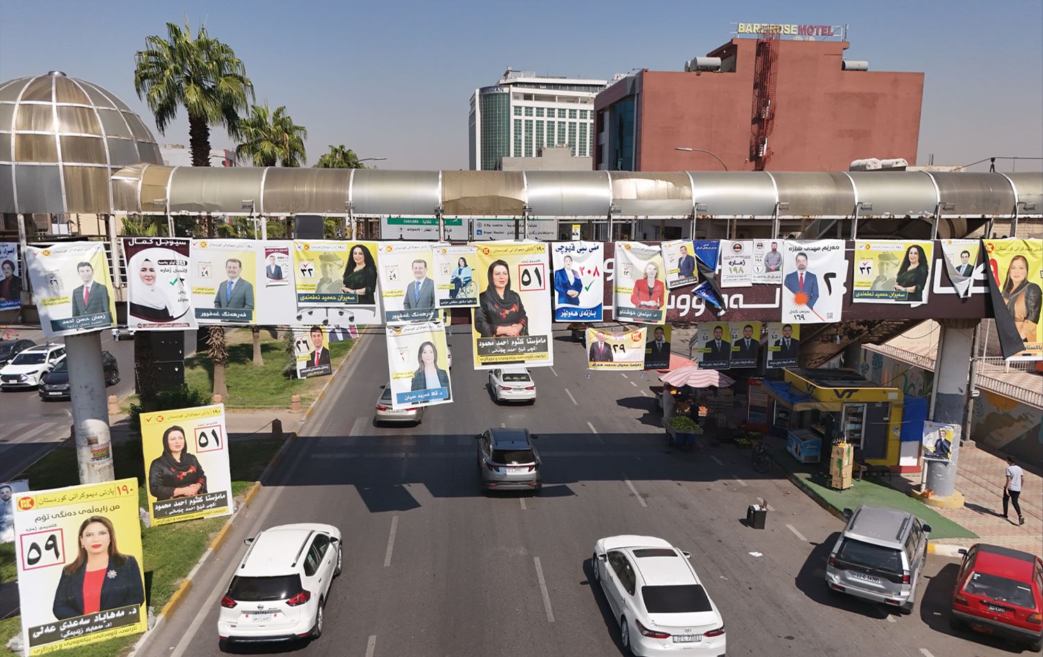 هەڵواسینی پۆستەری بانگەشە لە شەقامێکی هەولێر. وێنە: بڵند تاهیر - رووداو