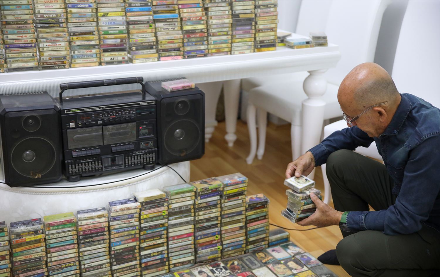 Îzzet Batmazê 69 salî bi eleqeya xwe ya ji muzîkê balê dikişîne / Wêne: AA