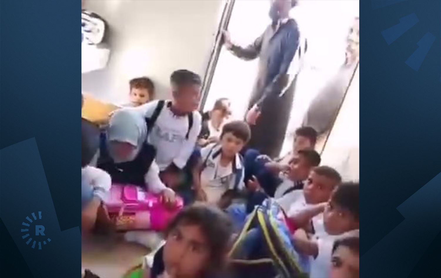 اكتظاظ وافتراش على الأرض.. التربية العراقية تصدر توضيحاً بشأن مدرسة في كربلاء