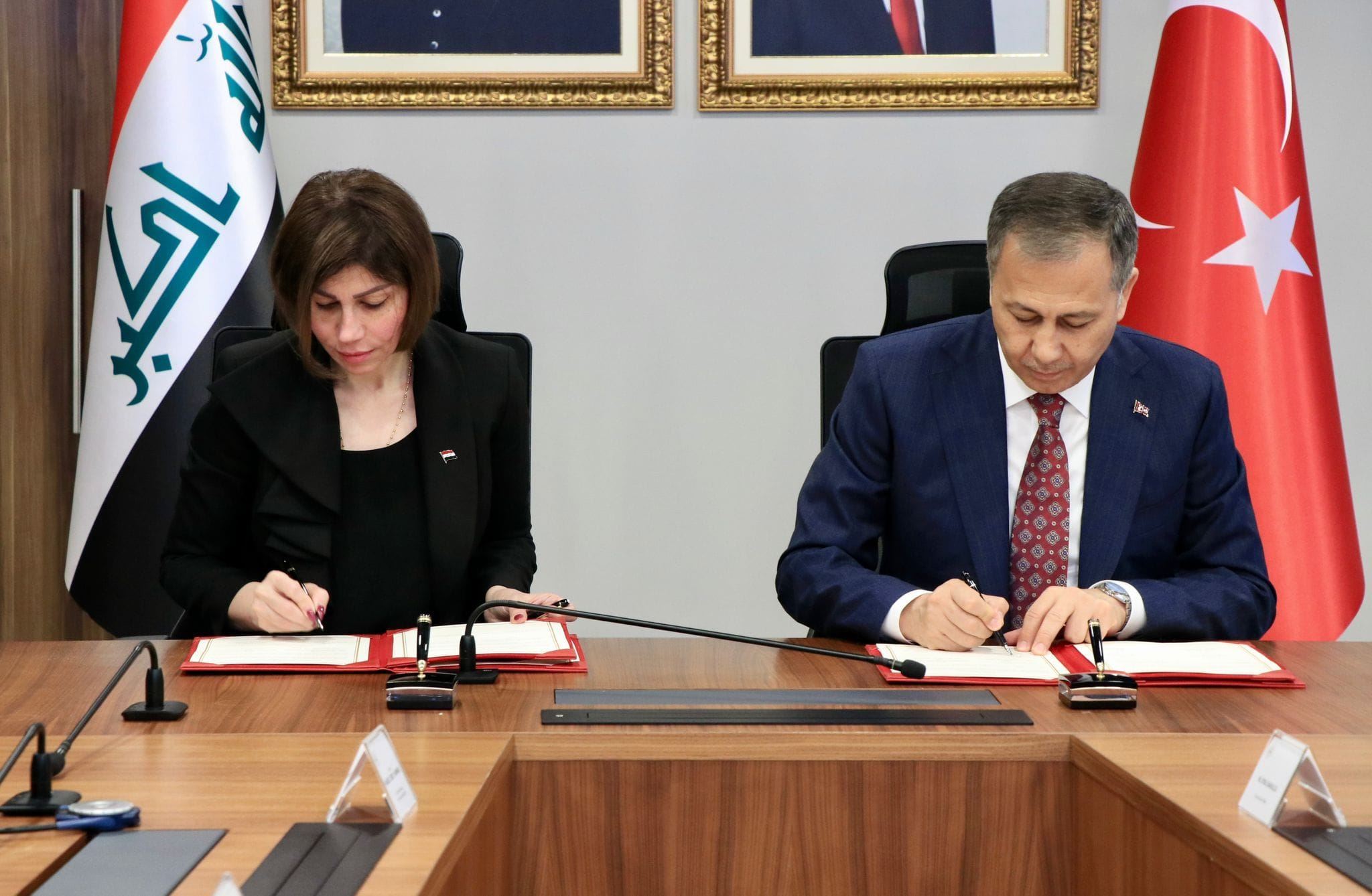 Wezîrê Karên Navxwe yê Tirkiyeyê û Wezîra Koç û Koçberan a Îraqê peyman îmze kir/Wêne: AA