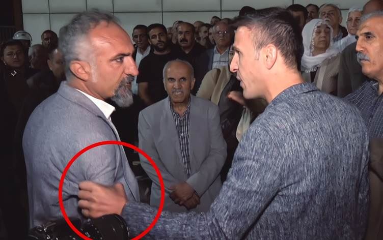 Endameki DBPyê êrişî Nûçegihanê Rûdawê Rawîn Stêrk dike /Wêne: Rûdaw