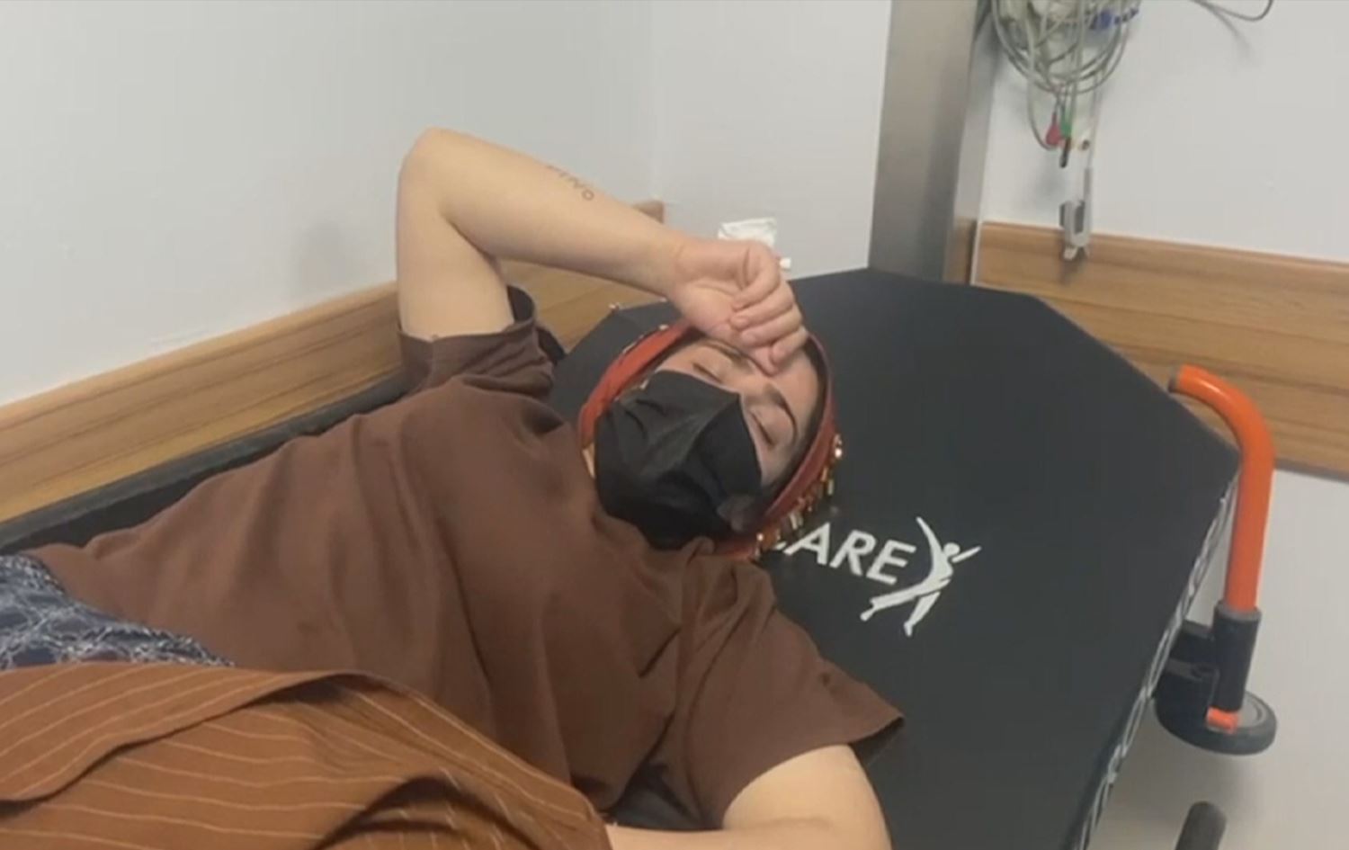 دکتۆریش سەری لێ دەرناکات؛ ژنێکی باکووری کوردستان دوو هەفتەیە بێوچان دەپژمێت