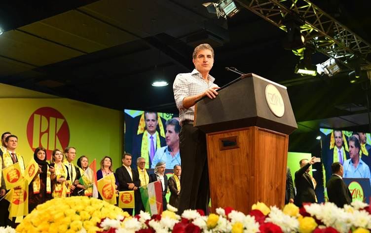 Foto: Neçirvan Barzani, Erbil'de düzenlenen KDP seçim kampanyasında konuşuyor