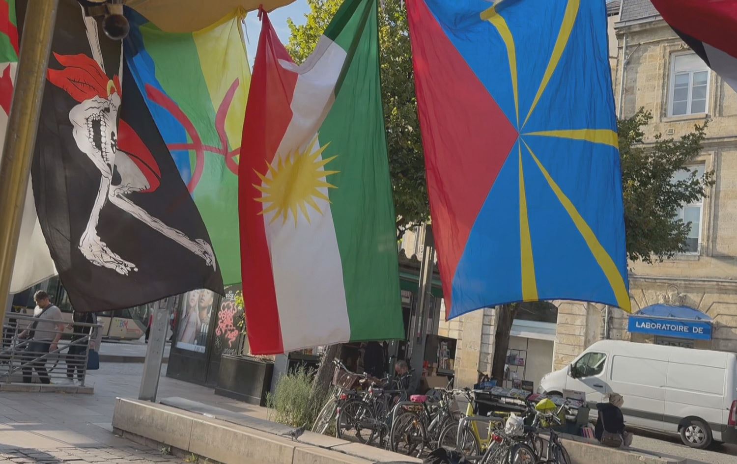 لە فەرەنسا هاووڵاتییەکی سەنیگالی ئاڵای کوردستان دەفرۆشێت