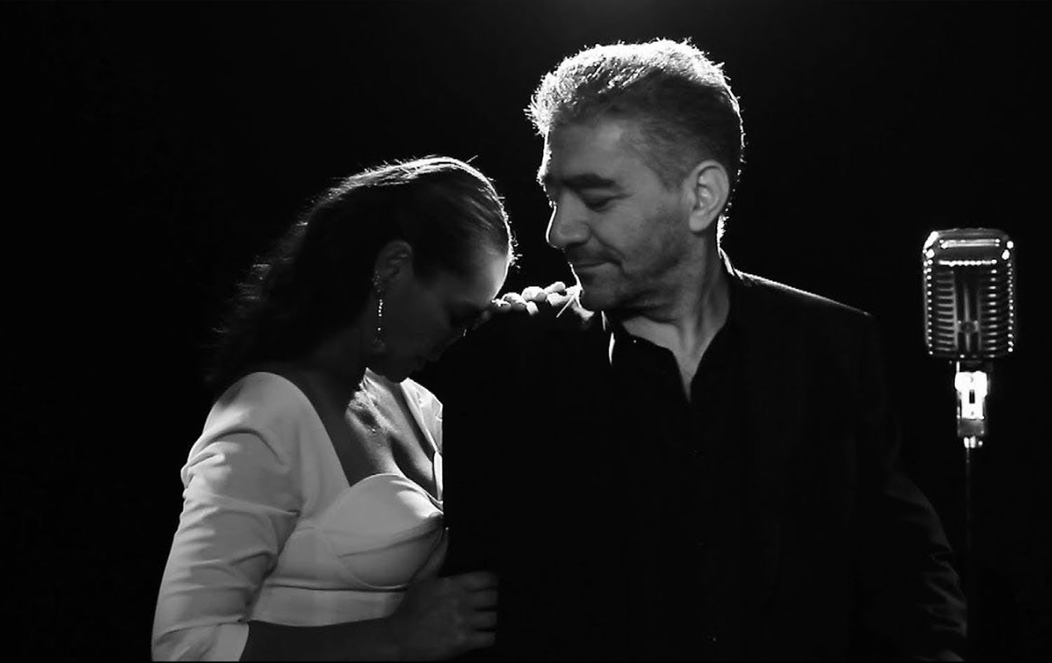 هولیا ئاڤشار و جوان حاجۆ لە ڤیدیۆکلیپی "ئەسمەر"