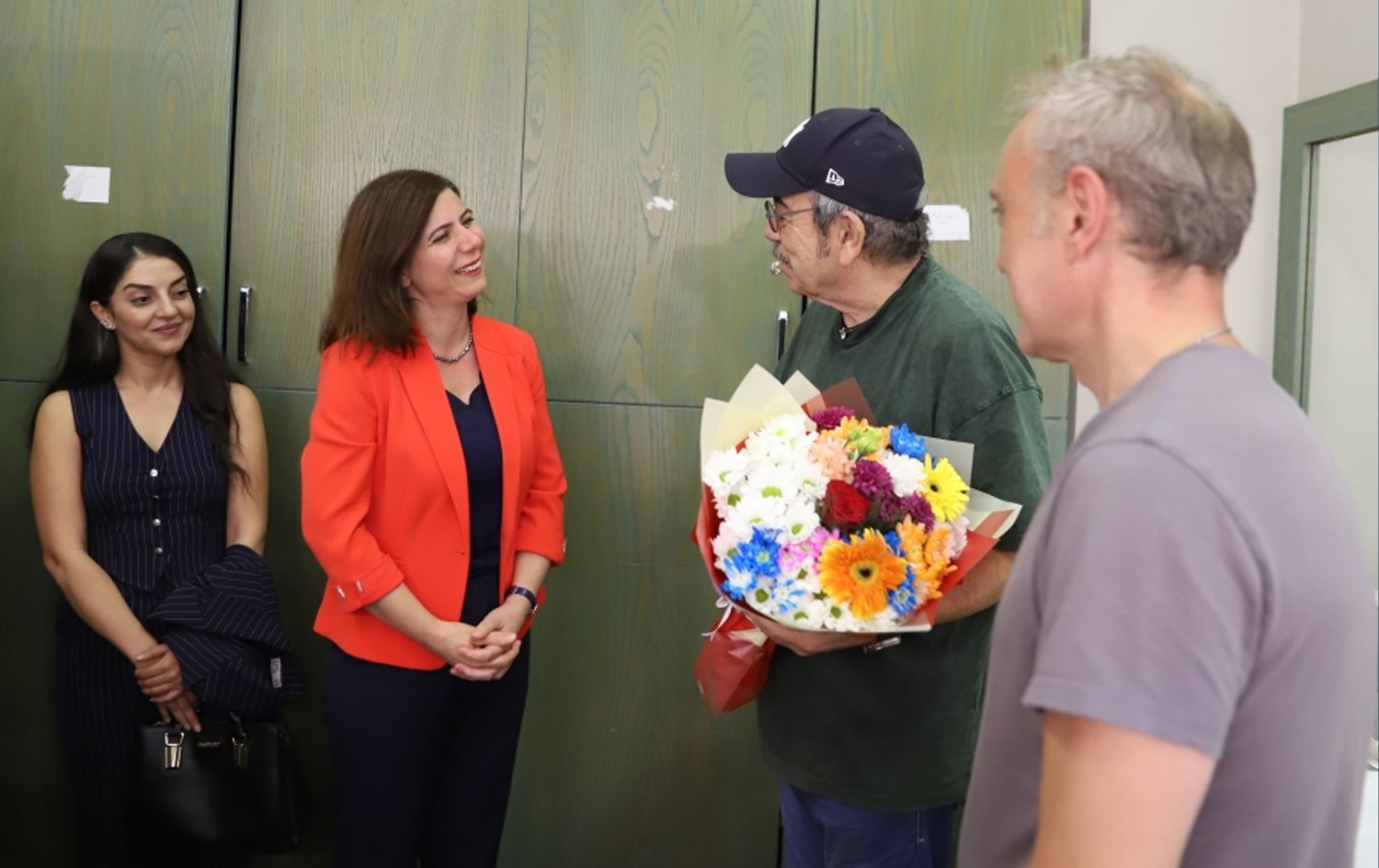 Hevşaredara Amedê kulîlk dan Selçuk Yontem / Wêne: Şaredariya Amedê