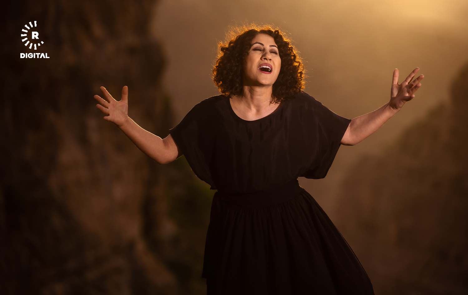 ئاینور دۆغان لە کاتی تۆمارکردنی ڤیدیۆکلیپی "بیرئانین" لە خەرەندی رواندز - وێنە: بڵند تاهیر - رووداو