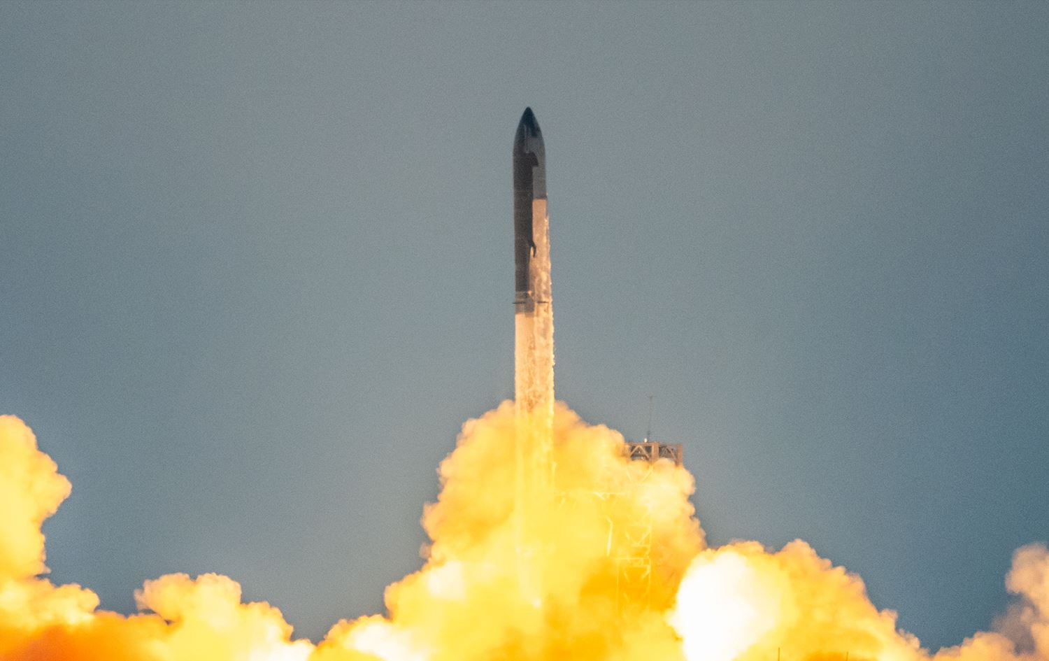 بۆ یەکەمجار سپەیس ئێکس بەگەڕخەری کەشتییەکی ئاسمانی بە سەرکەتوویی لەسەر سەکۆی خۆی نیشتاندەوە