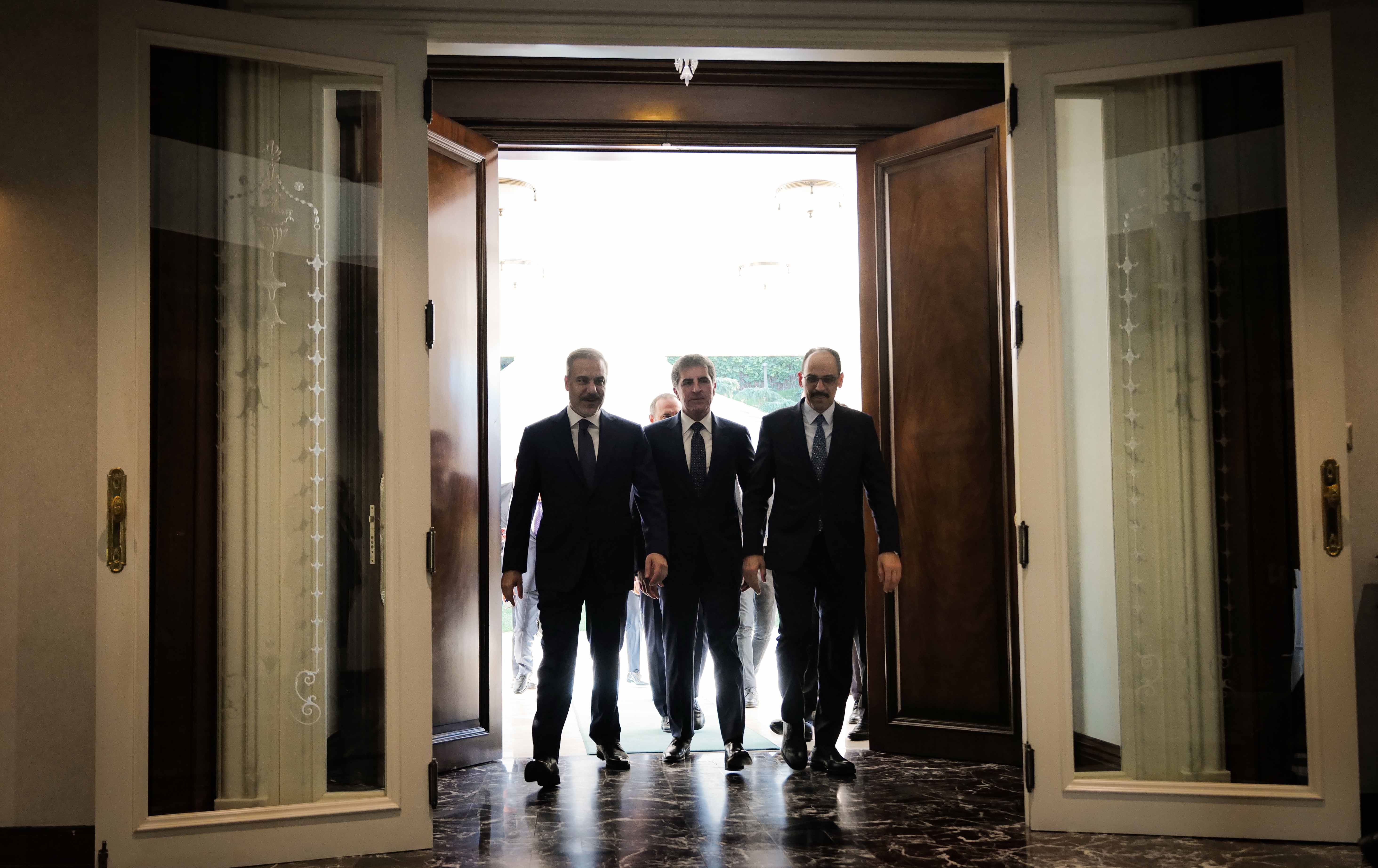 پێشوازیی هاکان فیدان و ئیبراهیم کاڵن لە نێچیرڤان بارزانی لە ئەنقەرە. 