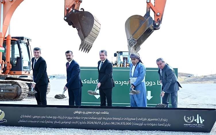 Mesrûr Barzanî hîmê bingehîn ê rêya Kelek û Berdereşê danî/Wêne: Rûdaw