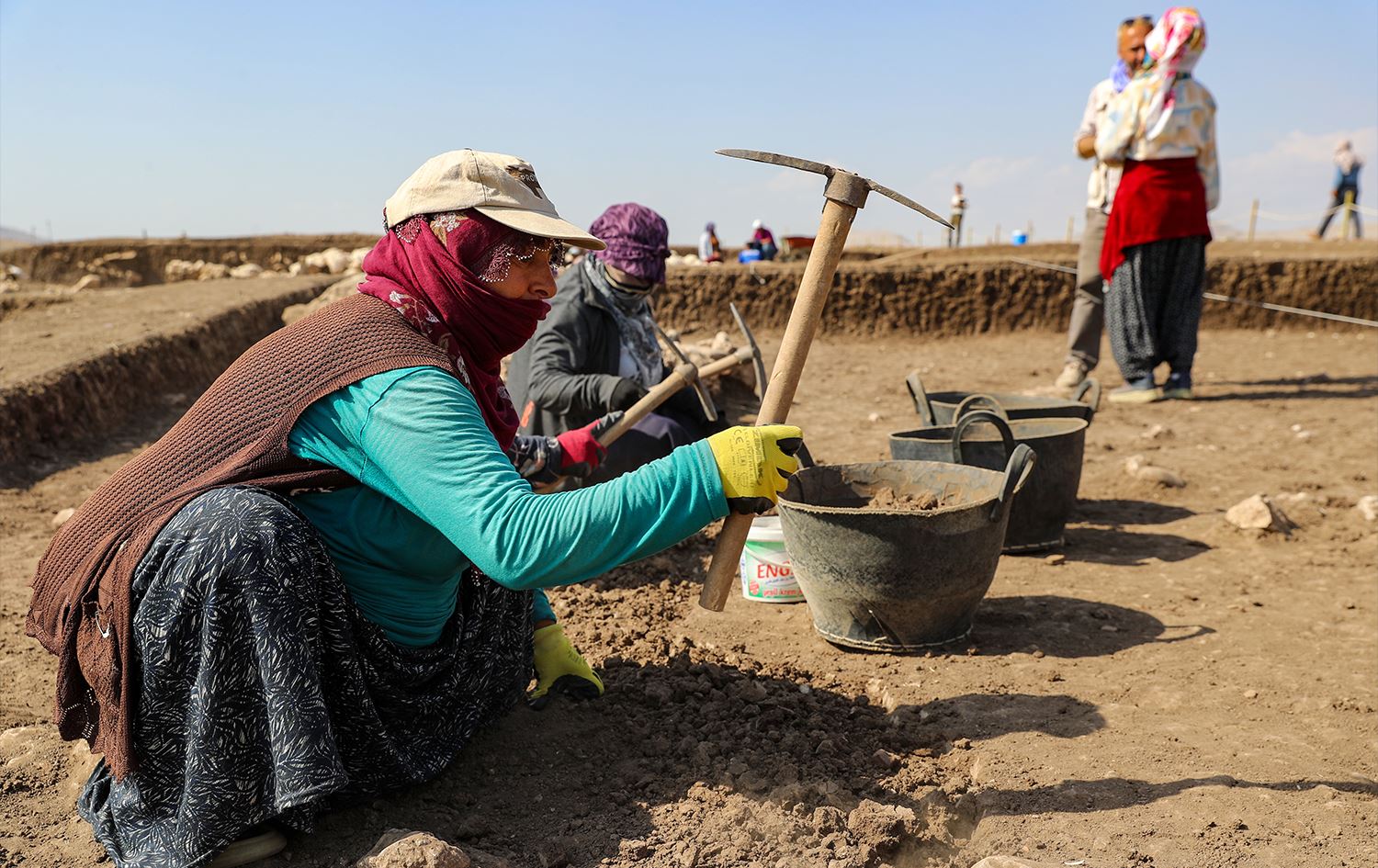 Karkerên jin ên demsalî dixebitin/Wêne: AA