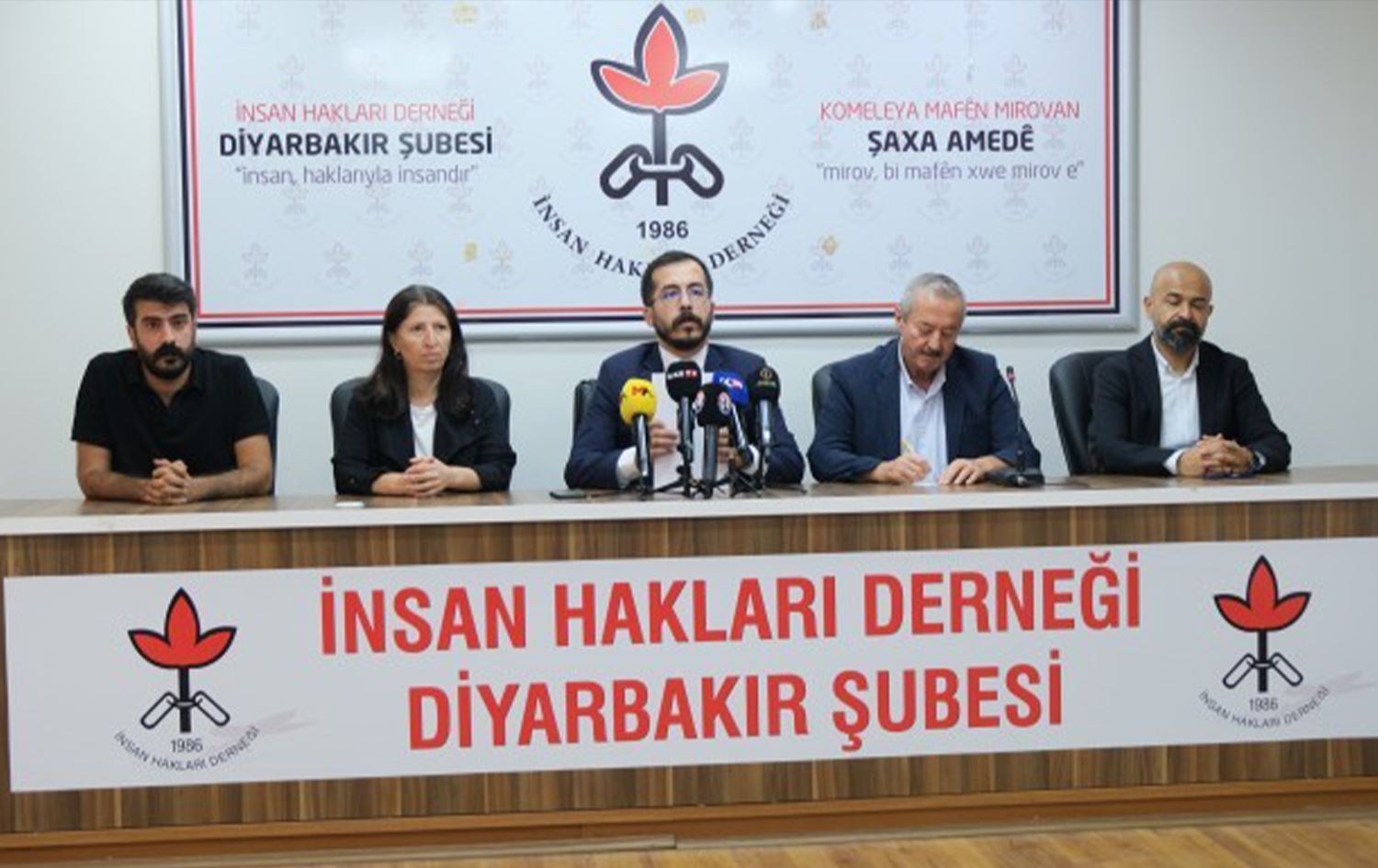 Dîmenê dema xwendina raporê\ Wêne: ÎHD