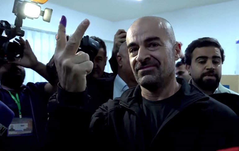 بافڵ تاڵەبانی، سەرۆکی یەکێتی لەکاتی دەنگدانیدا لە بنکەیەک