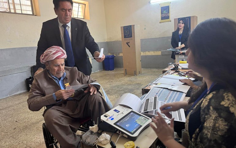 پیاوێکی بەتەمەن لەکاتی دەنگدان. وێنە: رووداو