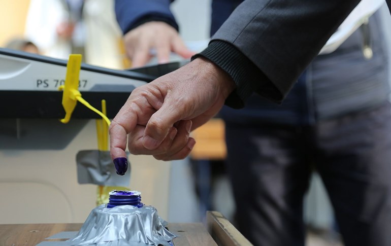 دەنگدەرێک دوای دەنگدان، پەنجەی مۆر دەکات