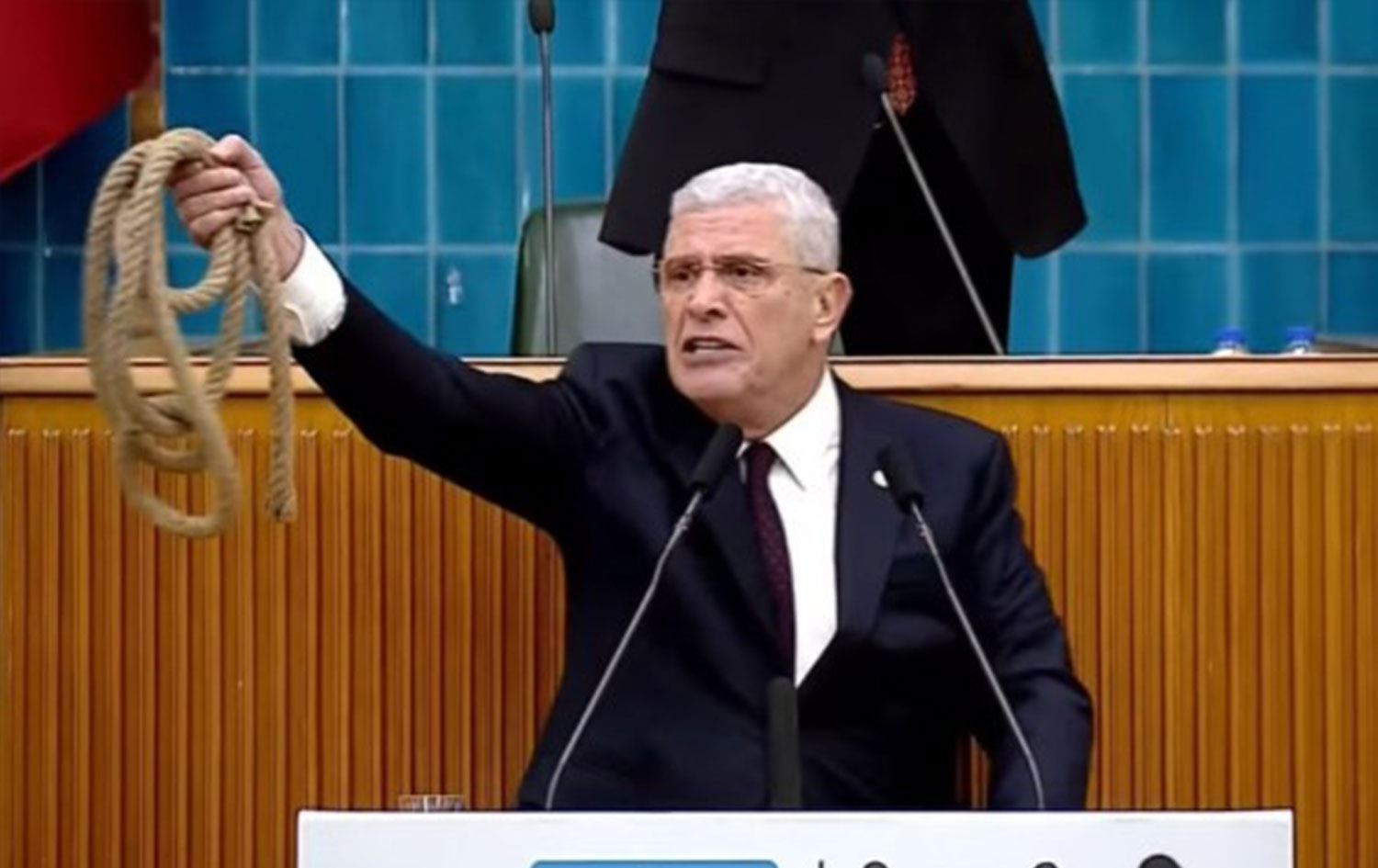 Musavat Dervîşoglu werîs bir Parlamentoyê  / Wêne: Ji ber dîmenan