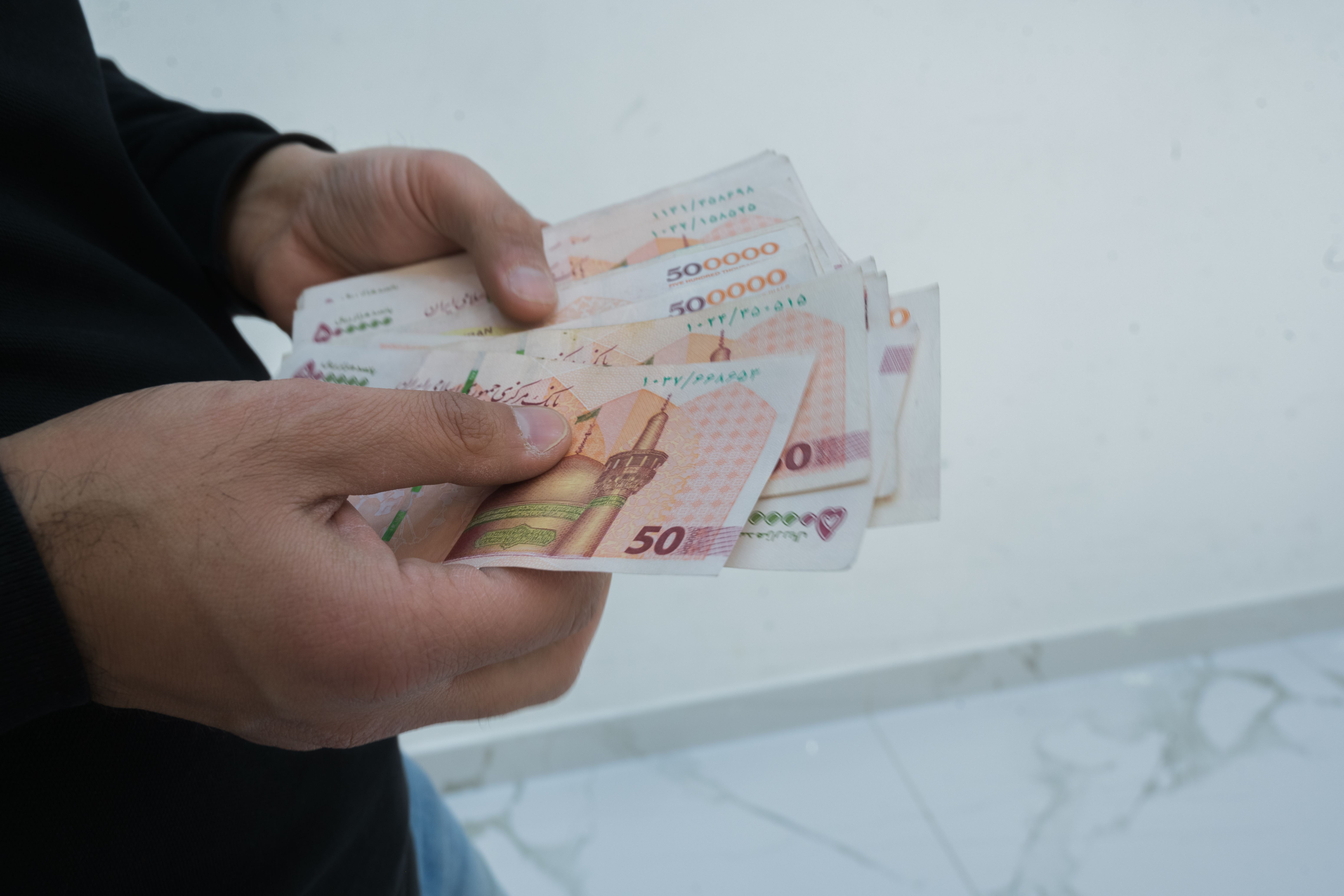 یەک دۆلار بە زیاتر لە 69 هەزار تمەن مامەڵەی پێودەکرێت