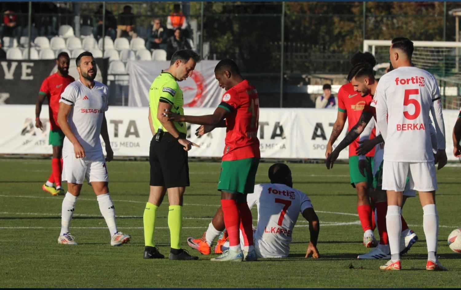Amedspor û Pendîksporê li Îdirê leyîst / Wêne: Medyaya civakî