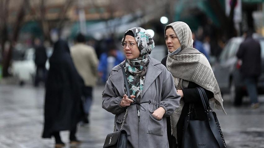 İran'da başörtüsü takan kadınlar