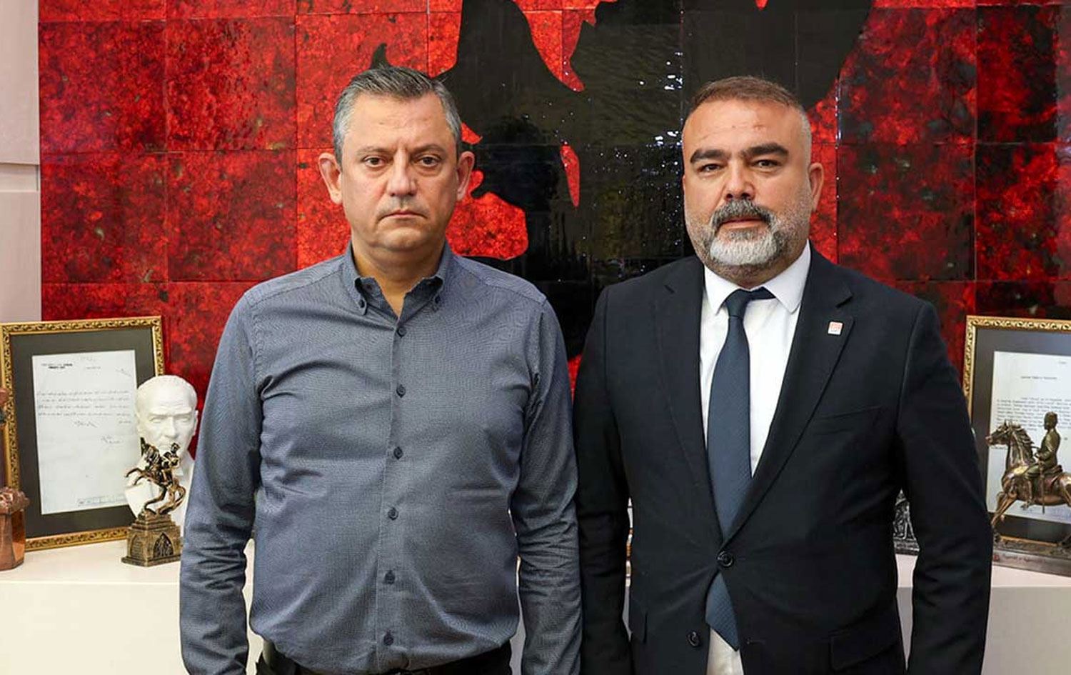 CHP lideri Özgür Özel ile CHP'den belediye başkan adayı olan Sinan Budak bir arada