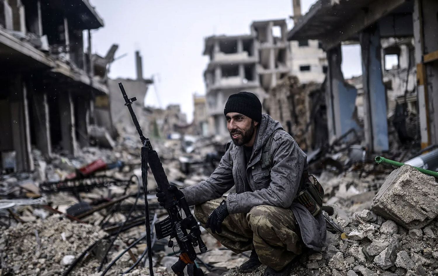 Şervanekî Kurd Kobaniyê diparêze / Wêne: Bulent Kiliç-AFP-Arşîv