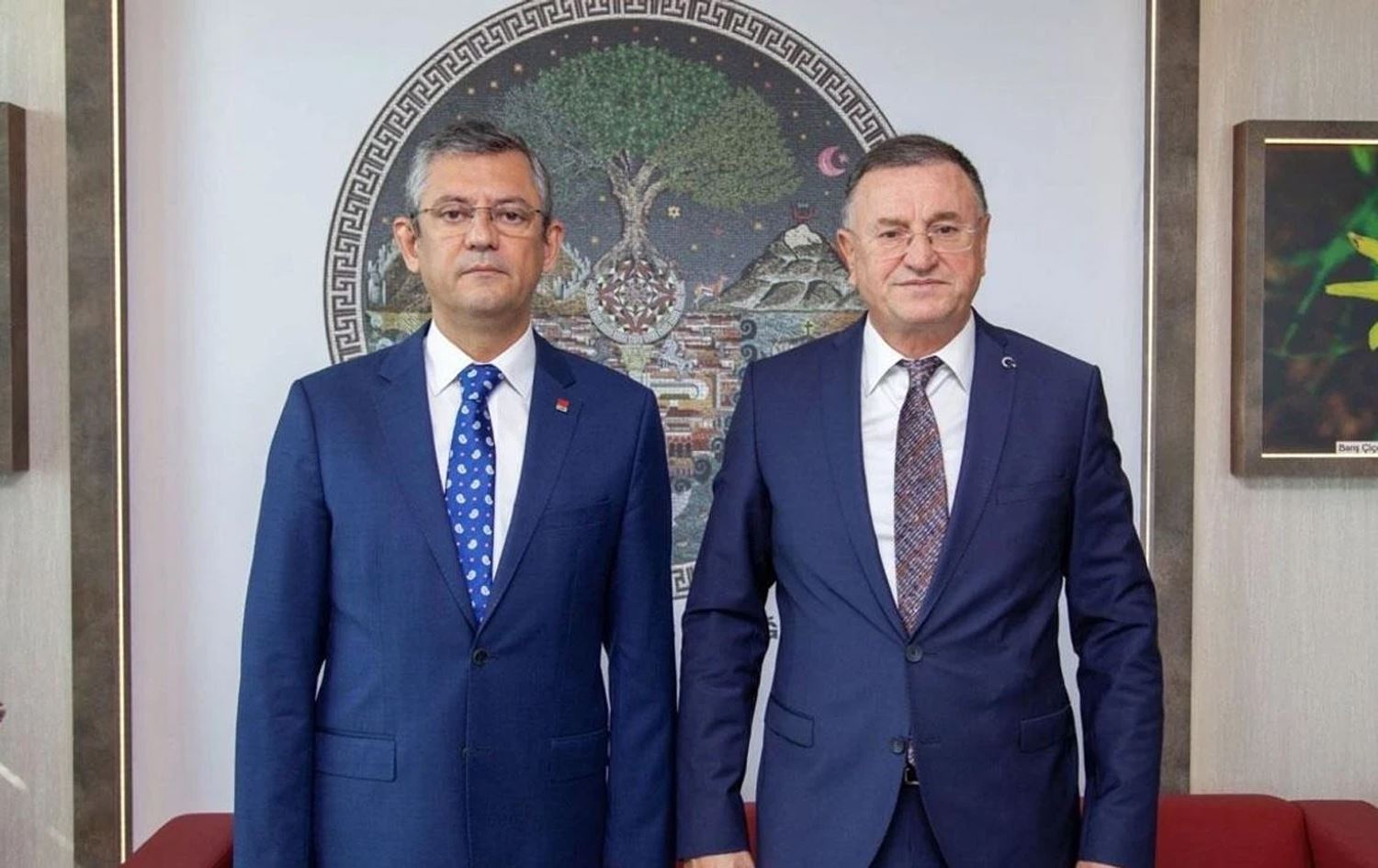 Foto: CHP Genel Başkanı Özgür Özel ve eski Hatay Büyükşehir Belediye Başkanı Lütfü Savaş