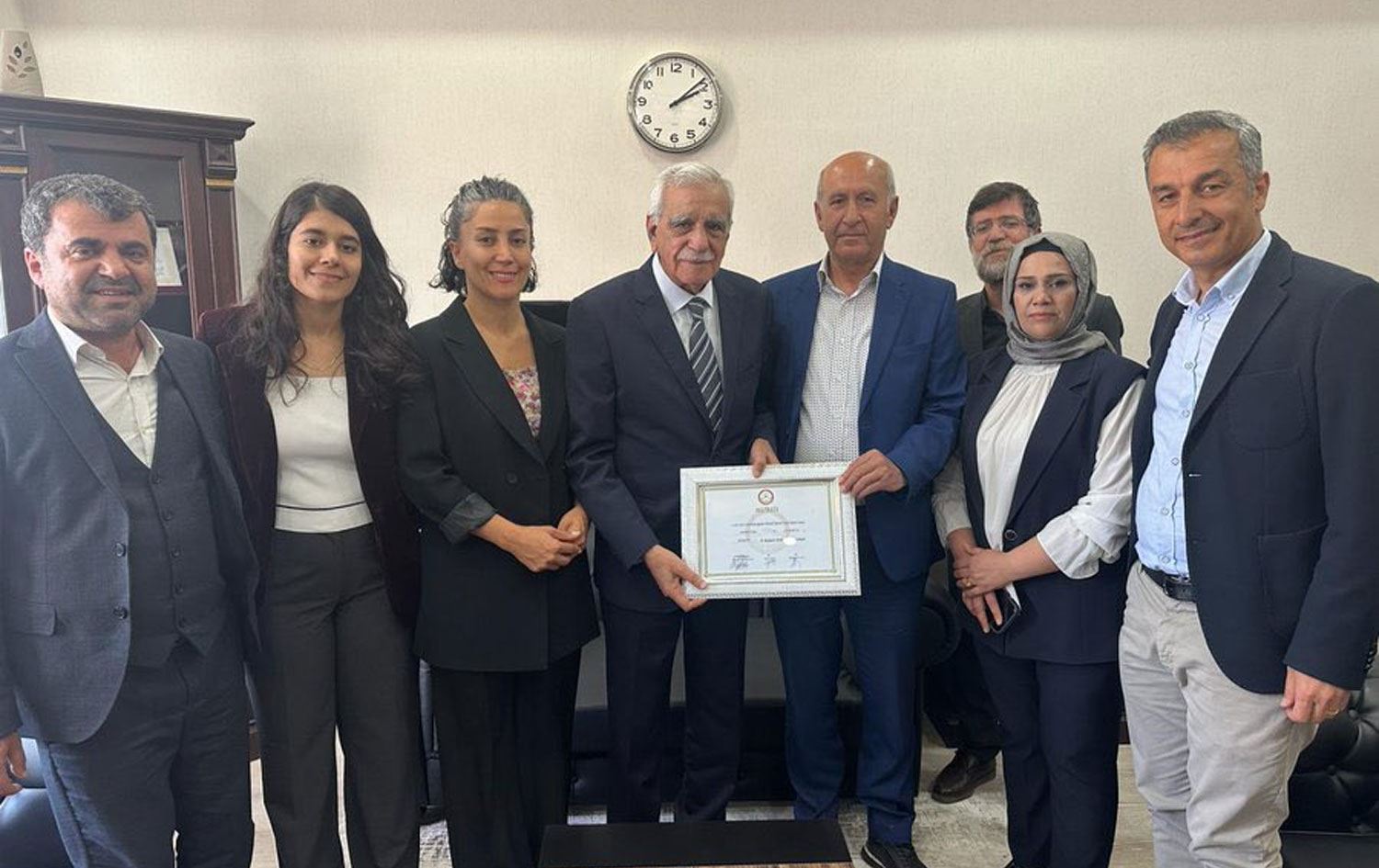 Dema Ahmet Turk mazbataya xwe standibû / Wêne: @Saliha_Aydeniz