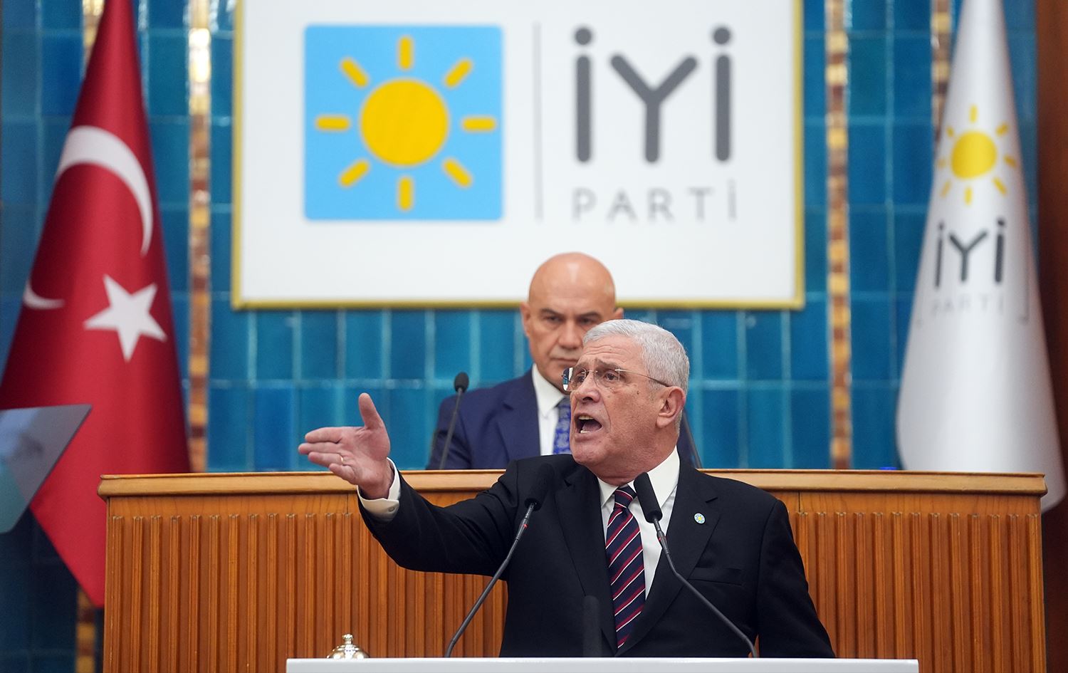 Serokê ÎYÎ Partiyê Musavat Dervîşoglu gef li DEM Partiyê xwar / Wêne: AA