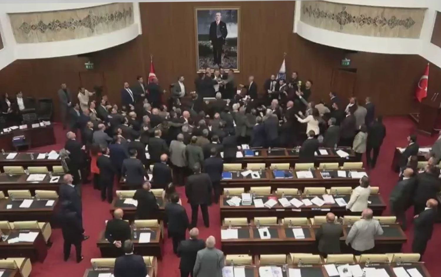 Pevçûna endamên Meclisa Şaredariya Bajarê Mezin a Enqereyê/Wêne: Ji ber dîmenan