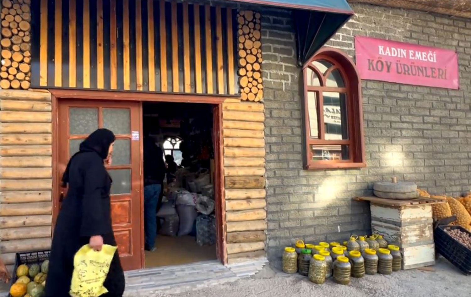 HAKKARİ - Kadınların el emeği bu dükkanda satışa sunuluyor