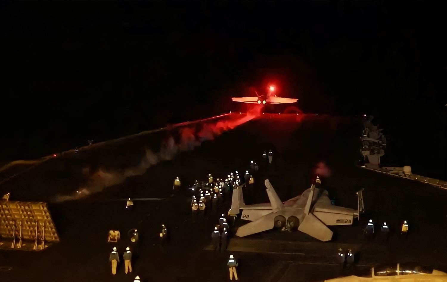 Husilerin mevzilerini bombalamak için havalan ABD savaş uçakları / Foto: Reuters 