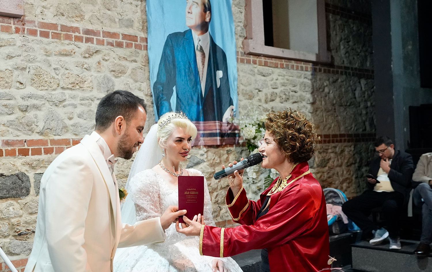 Gulay Otlatici piştî mehrbirînê / Wêne: AA