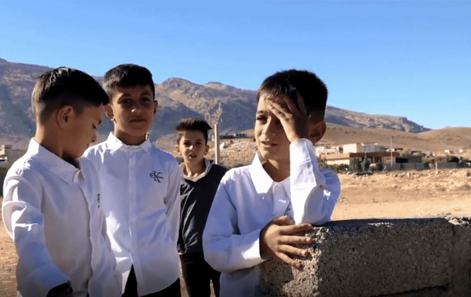 چوار گوندی شنگال بێ قوتابخانەن؛ رۆژانە نزیکەی سێ کیلۆمەتر بە پێ دەبڕن تا دەگەنە قوتابخانەی دیکە